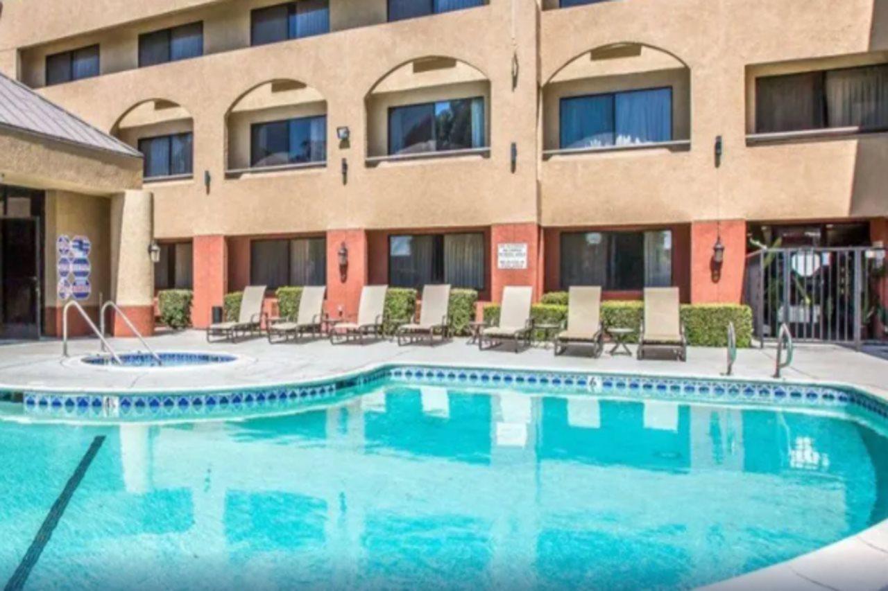 Baymont By Wyndham Ontario Hotel Exterior photo