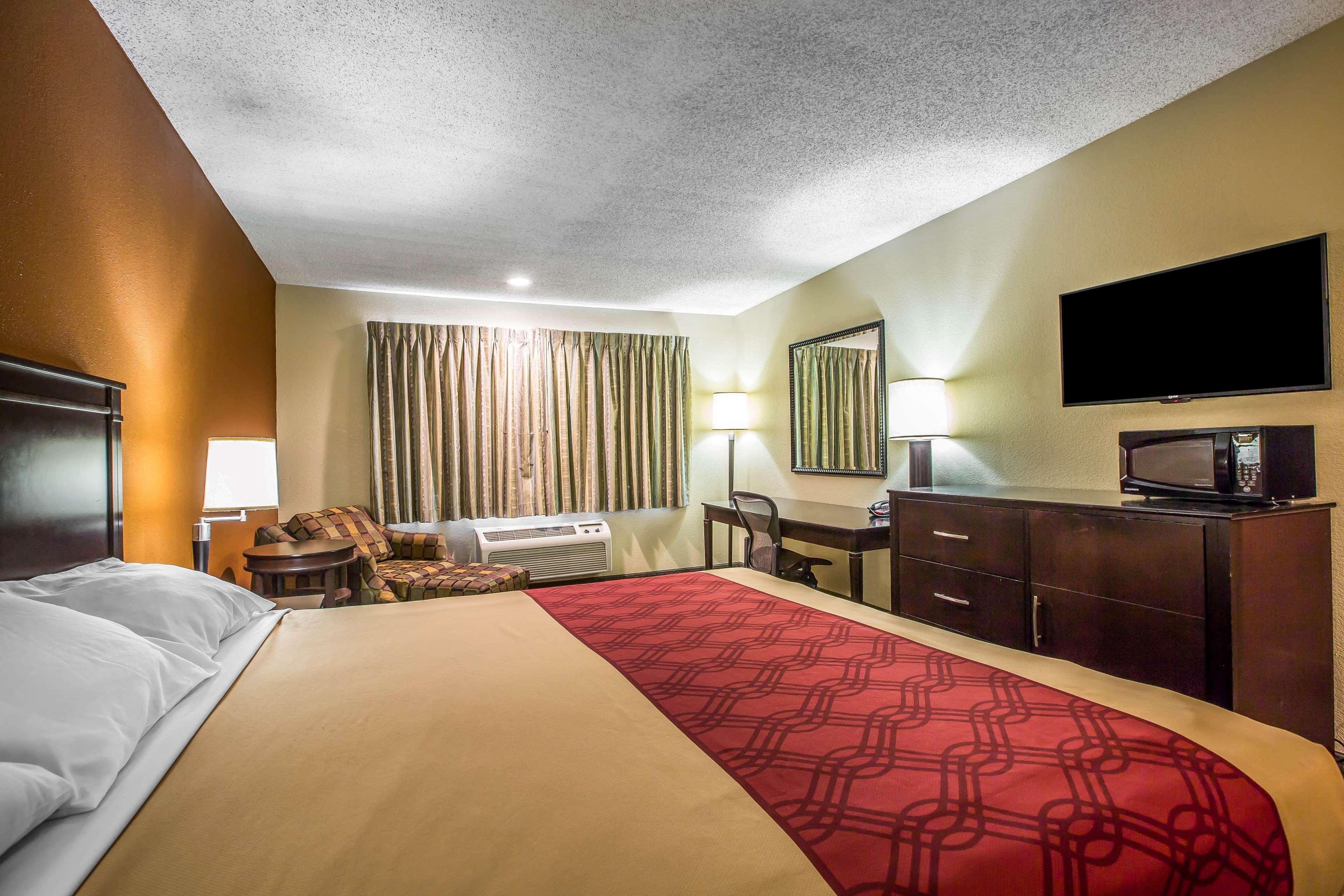 Baymont By Wyndham Ontario Hotel Exterior photo