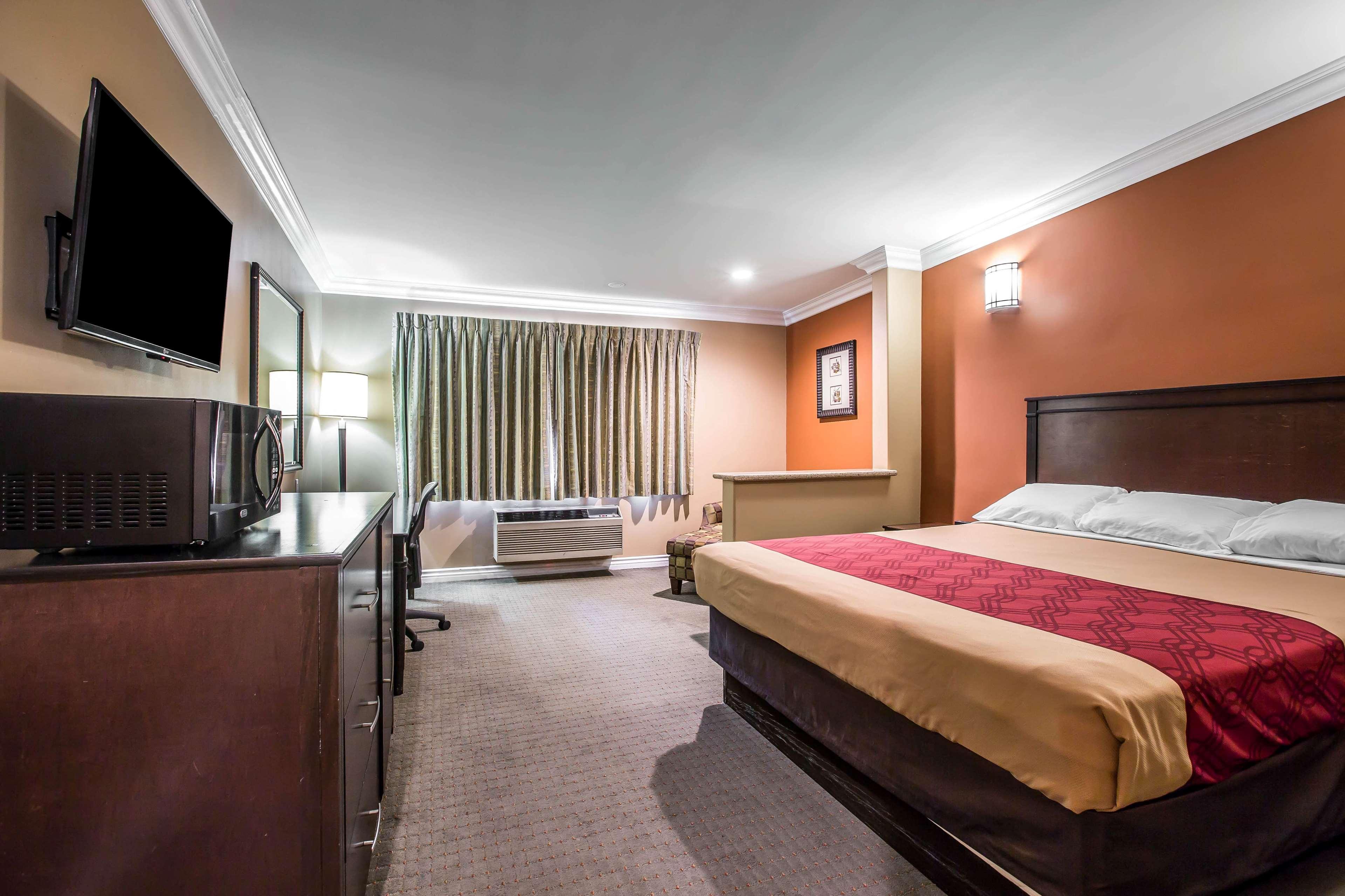 Baymont By Wyndham Ontario Hotel Exterior photo