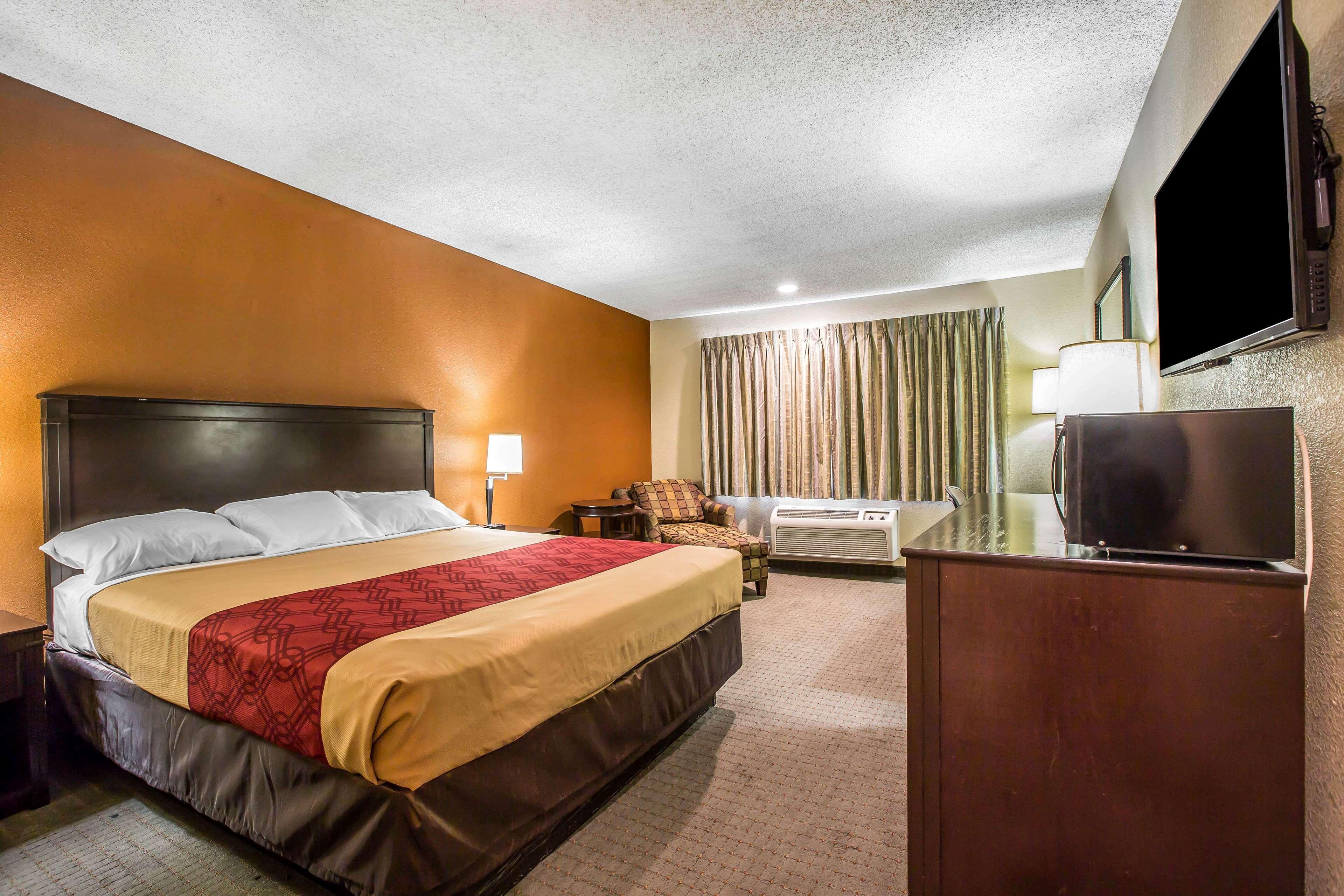 Baymont By Wyndham Ontario Hotel Exterior photo