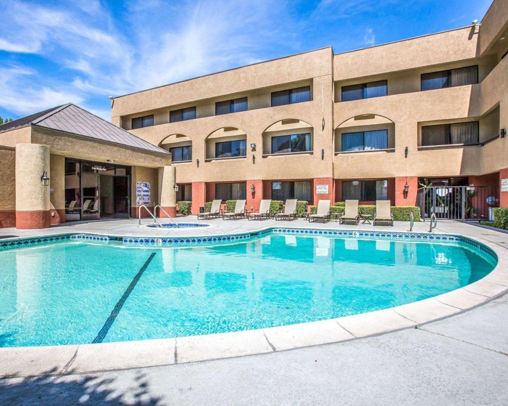 Baymont By Wyndham Ontario Hotel Exterior photo