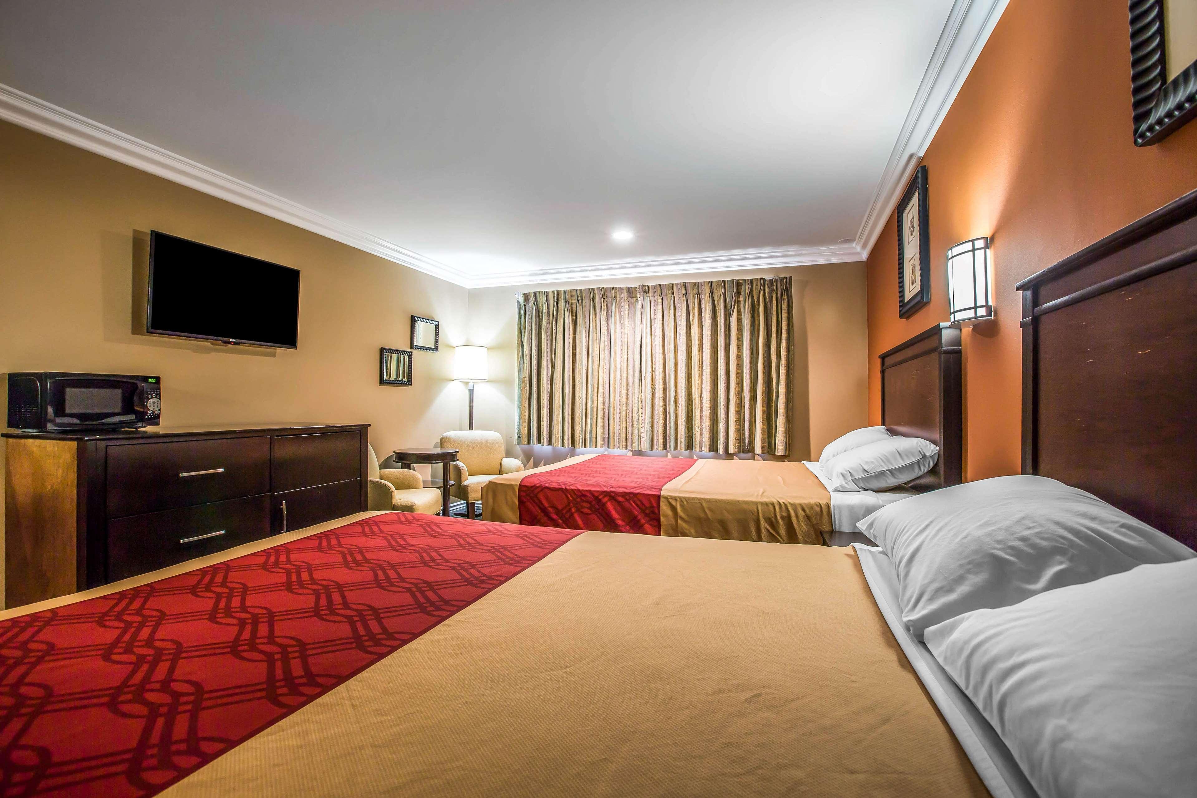 Baymont By Wyndham Ontario Hotel Exterior photo