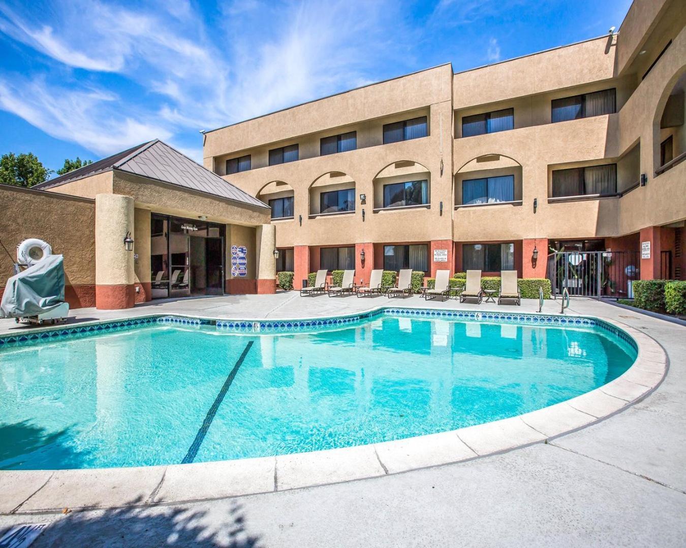 Baymont By Wyndham Ontario Hotel Exterior photo