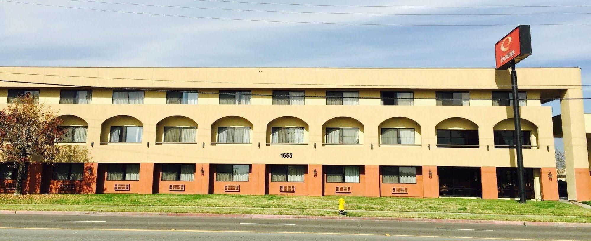 Baymont By Wyndham Ontario Hotel Exterior photo